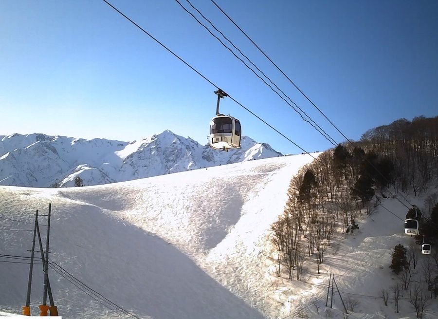 雪山を行くゴンドラ