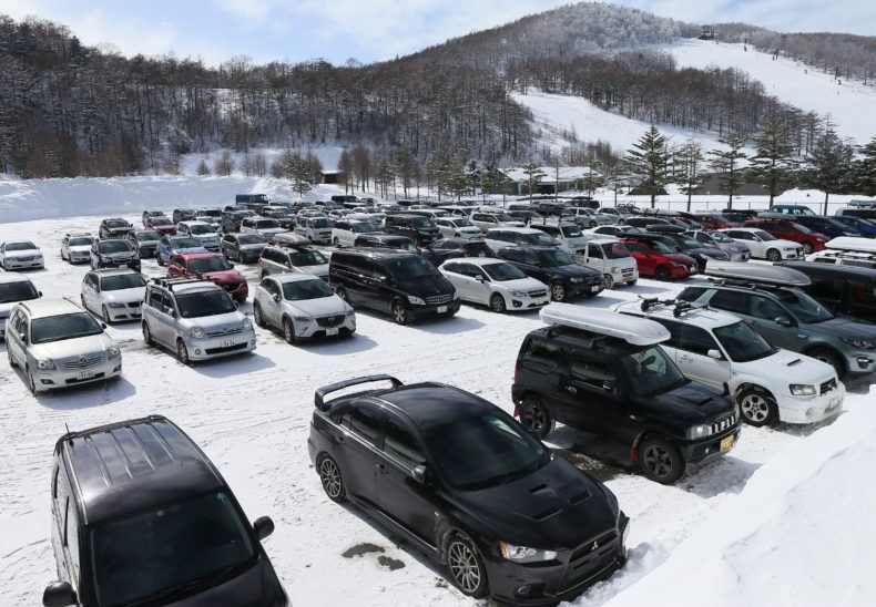 雪の駐車場に並ぶ車